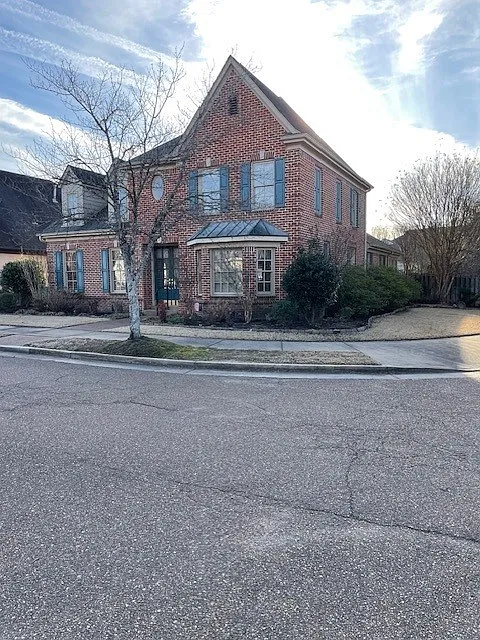 1923 Laurel Ln — Photo 2