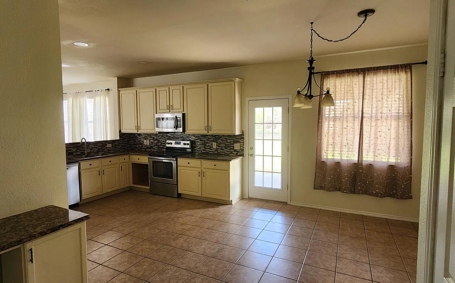 3 bed, 2.5 bath, 2297 sqft, $2,500 — Photo 2