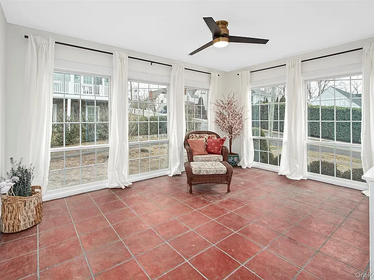 319 Oakland Beach Ave — Photo 12