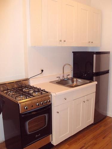 2nd image of 200 Mulberry St
