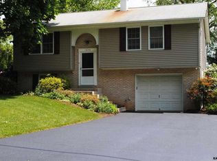 1275 Crescent Rd, York, PA 17402