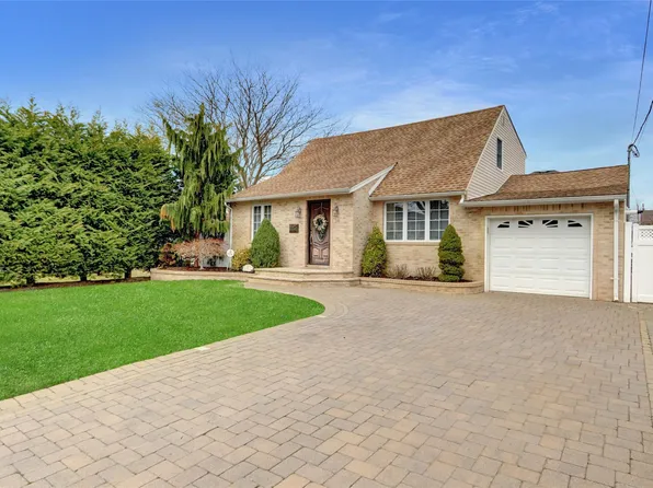 17 Fairview Road W, Massapequa, NY 11758