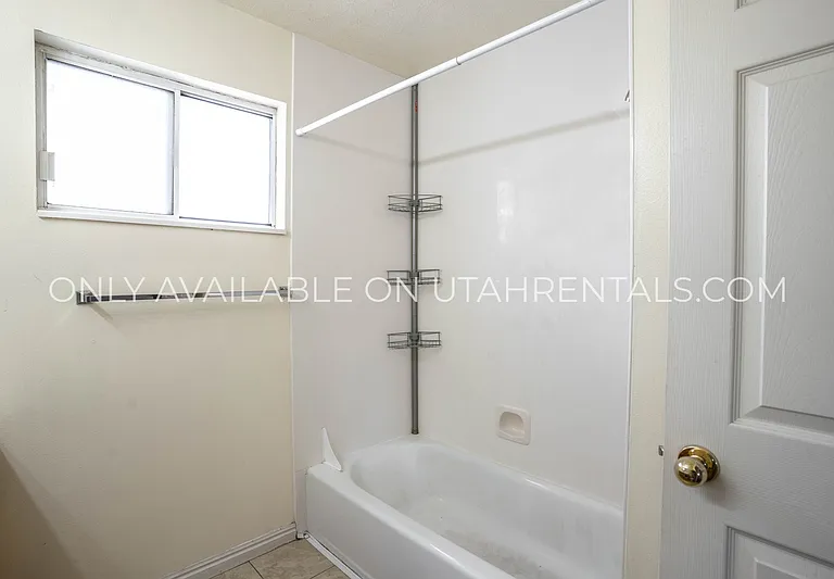 166 N 400 W #21 — Photo 12