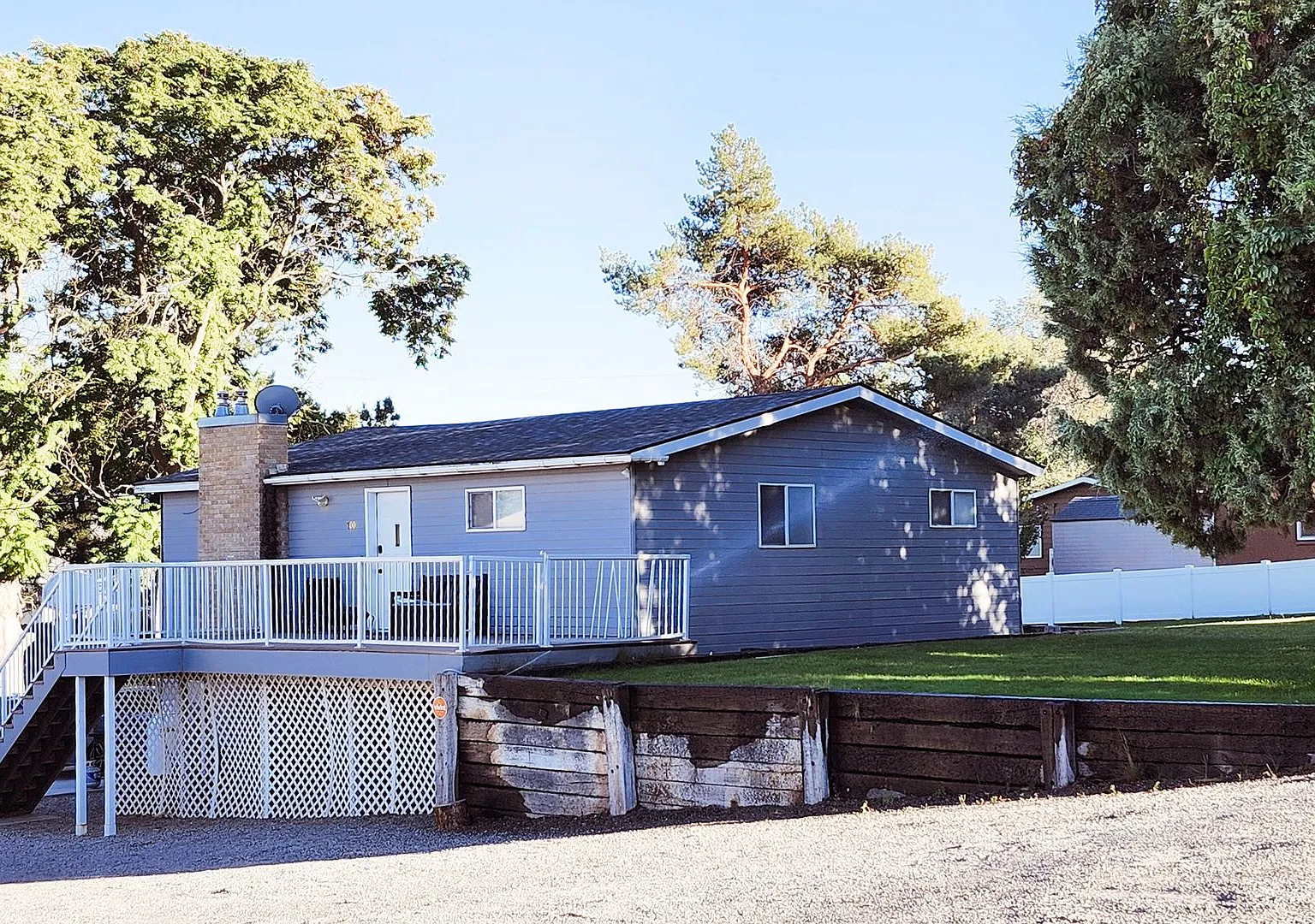 Spacious 4-Bedroom, 2-Bath Home with Daylight Basement, Large Yard & Two Fireplaces!. — Photo 1