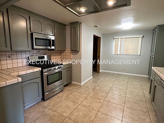 3rd image of 3220 Dakota St