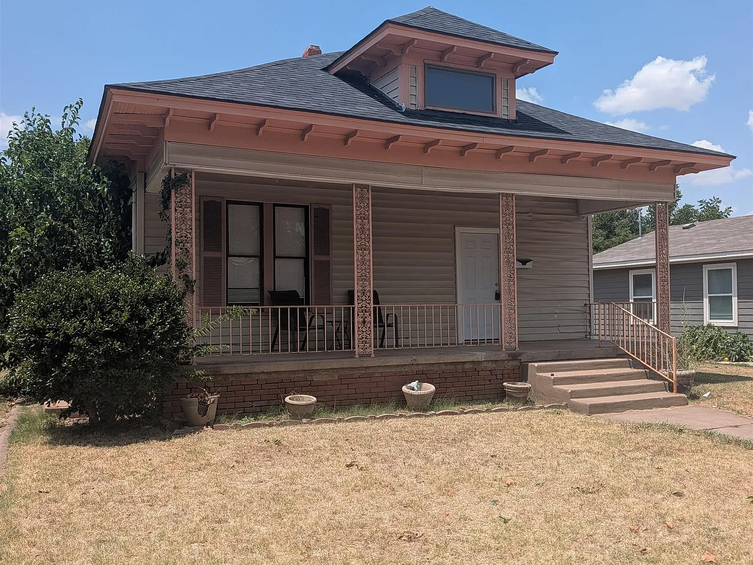 3 bed, 2.0 bath, 1592 sqft, $1,200 — Photo 1