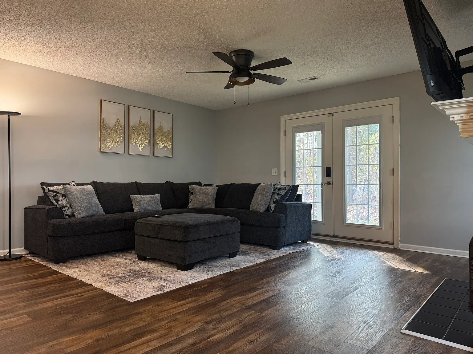 128 W Victoria Ct — Photo 2