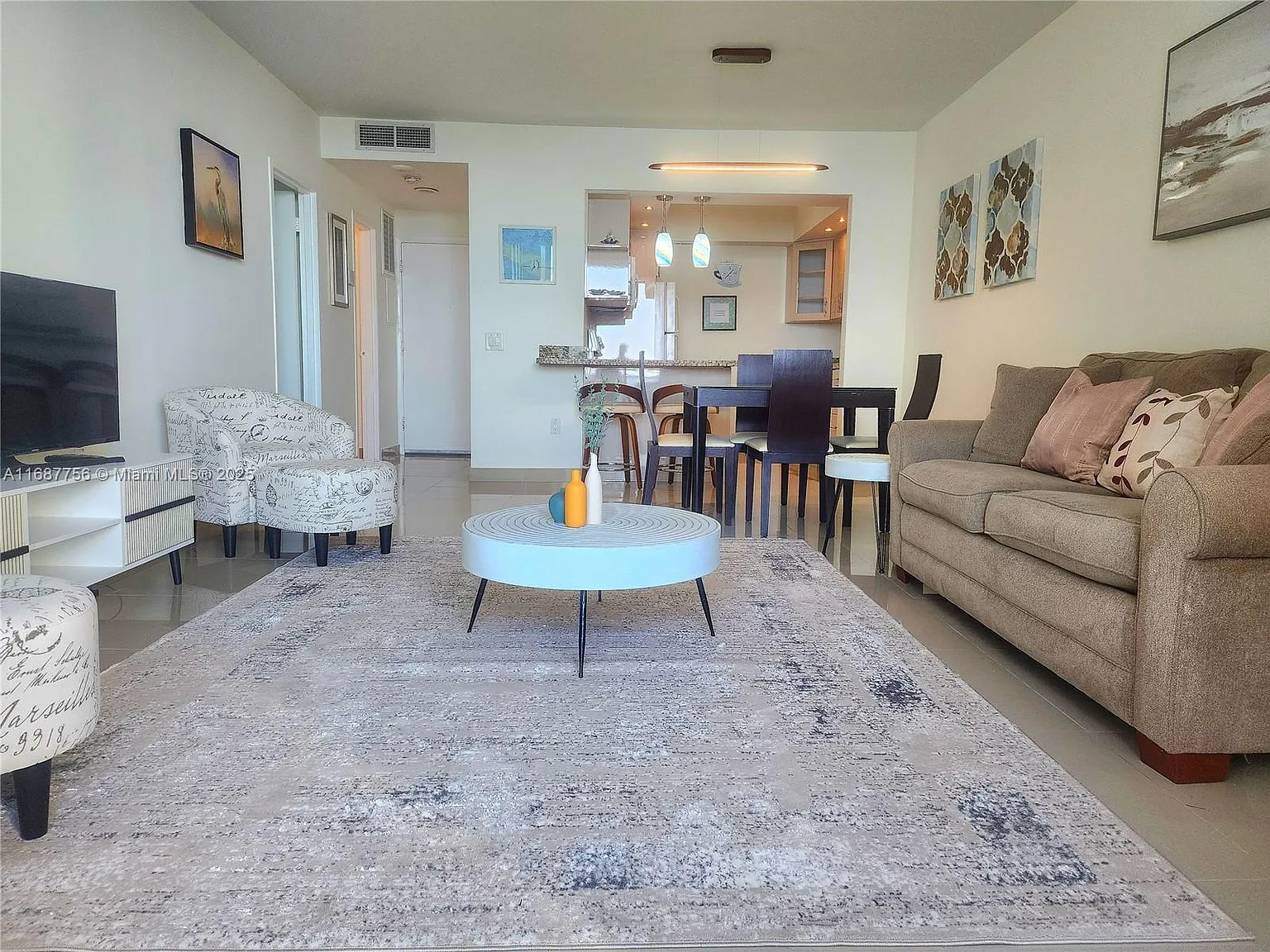Alexander Towers Condo — Photo 4