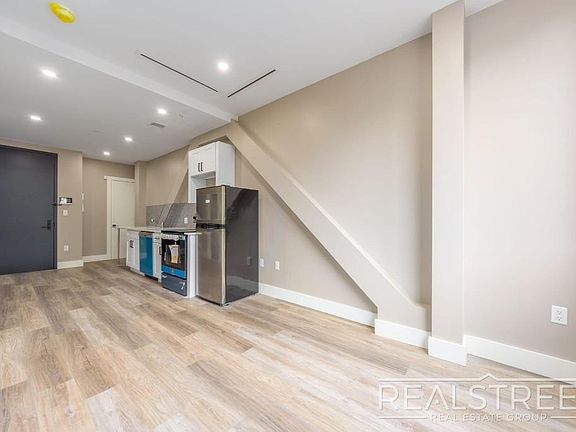 4th image of 2801 Tilden Ave #1D