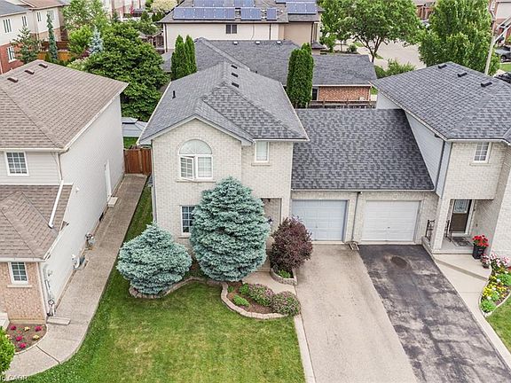 3rd image of 10 Richview Dr