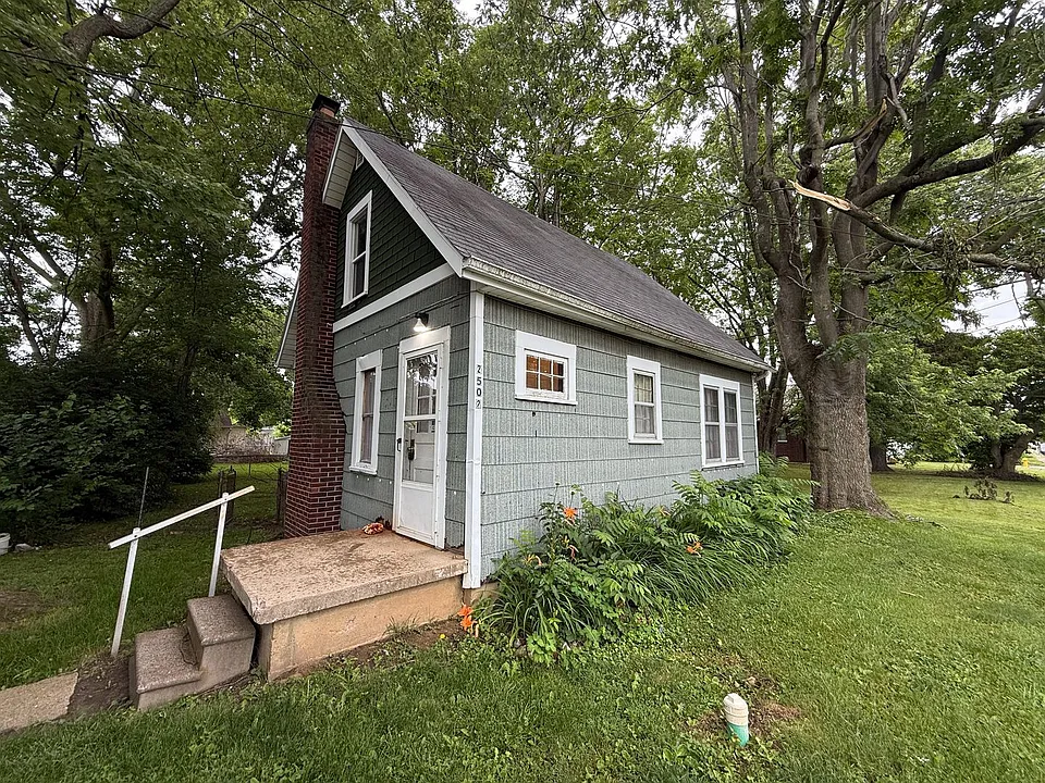 1424 S Meeker Ave - 2502 E 8th St