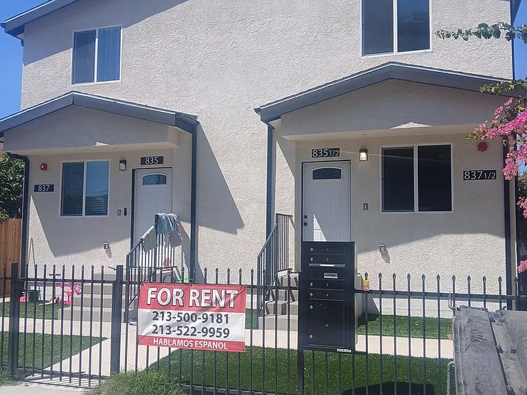 33(835E) — Photo 1