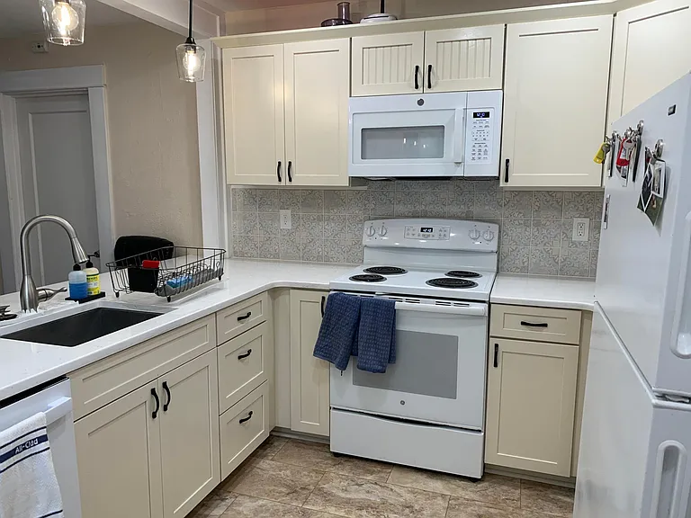 112 NW 8th St #101 — Photo 8