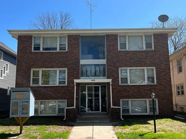 1609 D Street — Photo 1