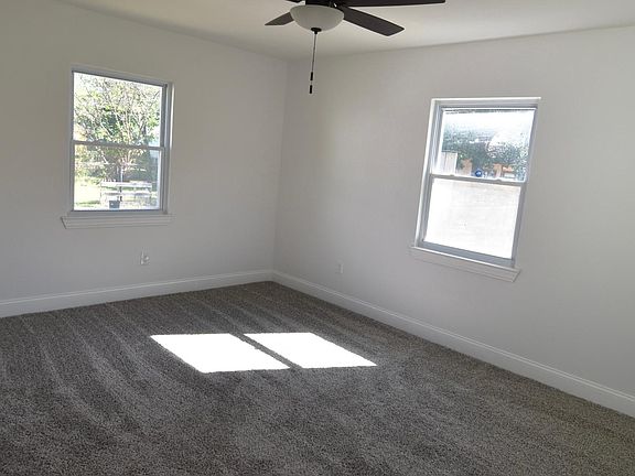 4th image of 922 W Saner Ave