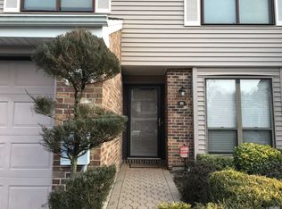 21 W Pond Ct, Smithtown, NY 11787
