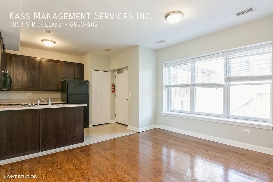 Building Photo - 6853 S Ridgeland Ave #6853-402