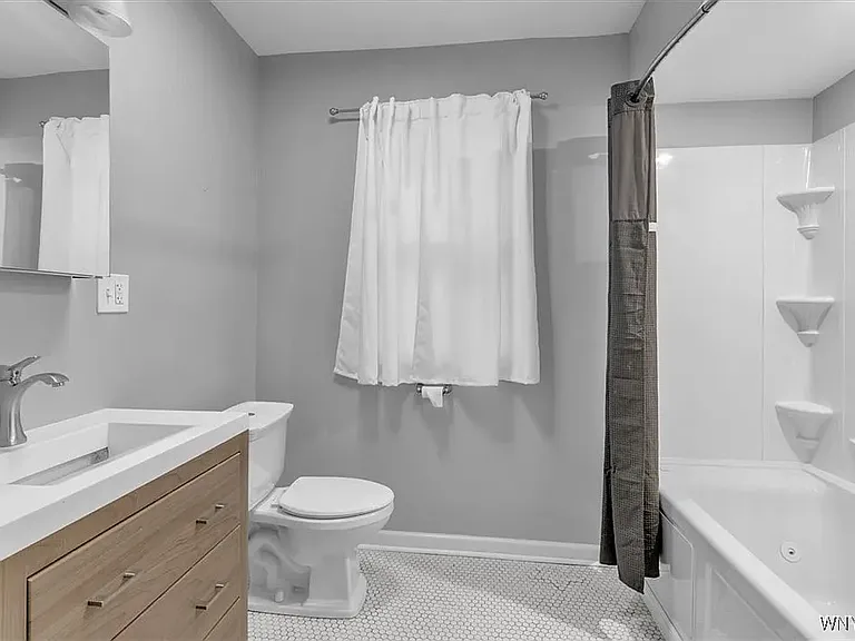 131 Tacoma Ave — Photo 2