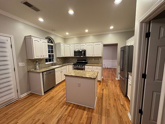 3rd image of 205 Alnwick Ln