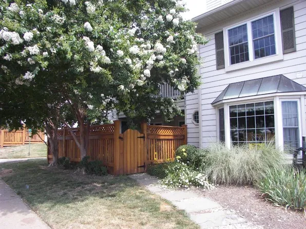 6080A Essex House Sq, Alexandria, VA 22310
