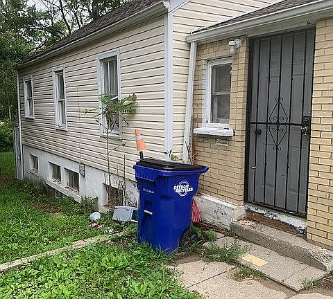 3rd image of 15429 Bramell St