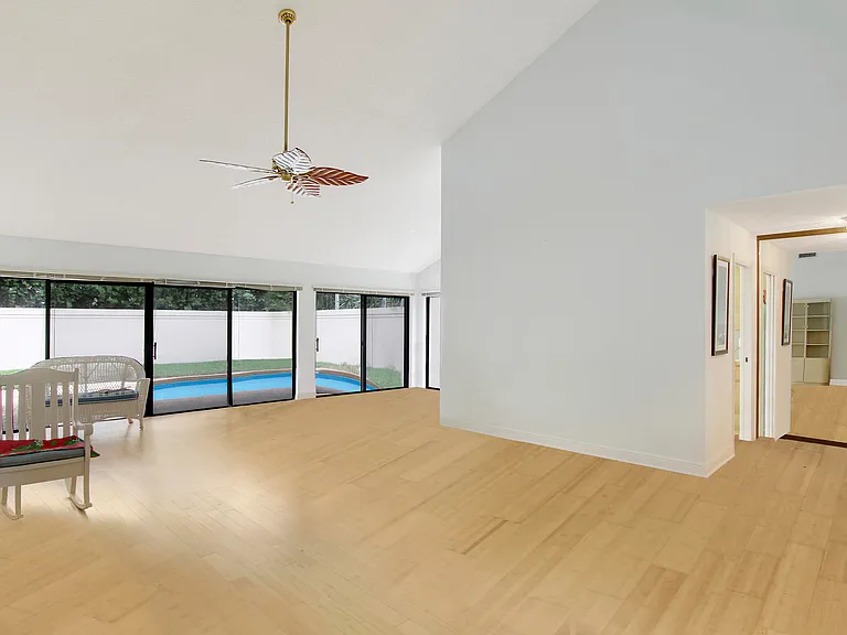 111 Seashore Dr — Photo 4