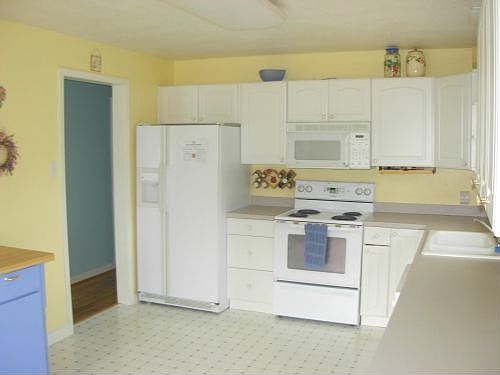 Kitchen, appliances stay