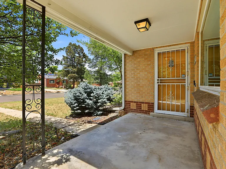 1560 Roslyn St — Photo 24