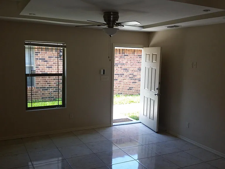 4624 N Dogwood St — Photo 3
