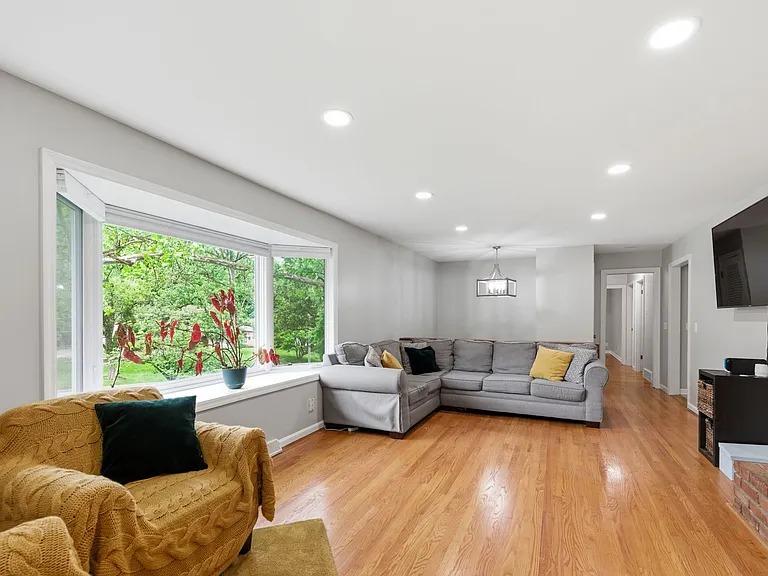 1204 Forest Ct — Photo 5