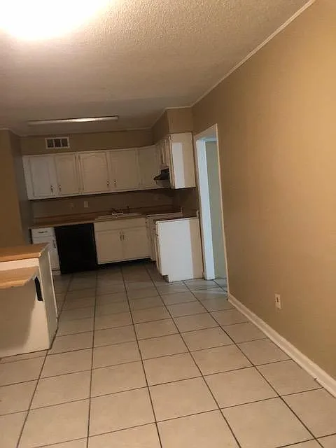 4 bed, 1.5 bath, 1659 sqft, $1,200 — Photo 2