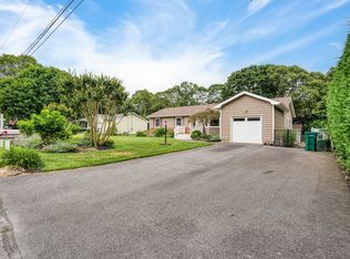 7 Russell Rd, Hampton Bays, NY 11946