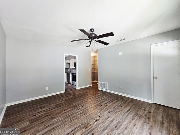 3rd image of 8307 Twin Chapel Dr