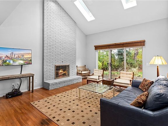 4th image of 9 Saratoga Ct