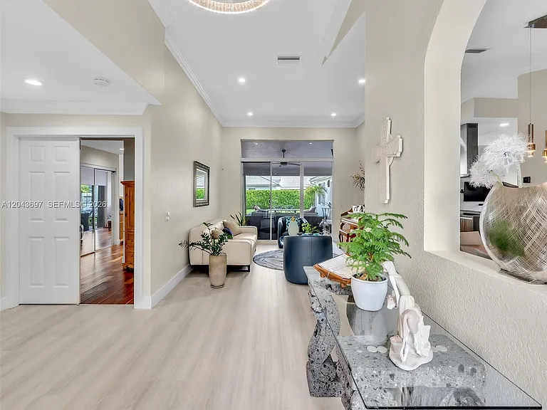 639 Verona Pl — Photo 10