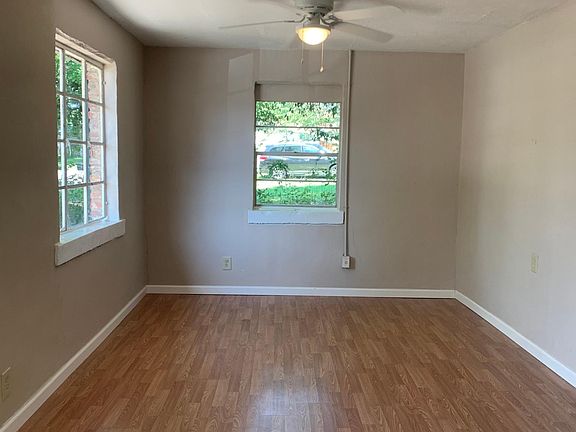 3rd image of 921 Royalette Ave