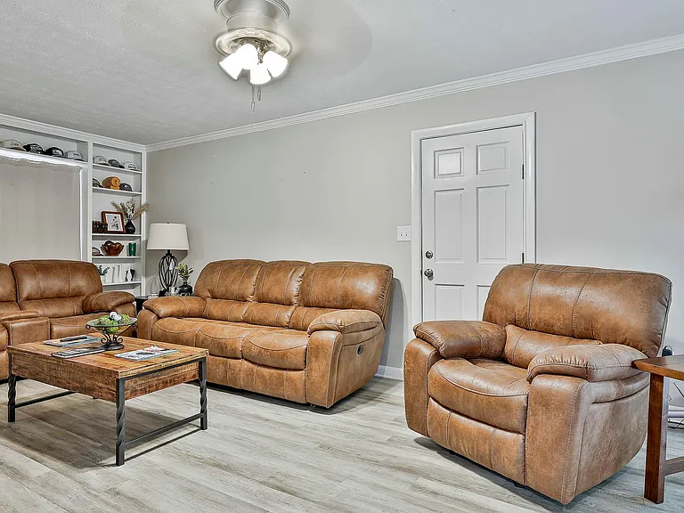 104 Laurel Ct — Photo 5
