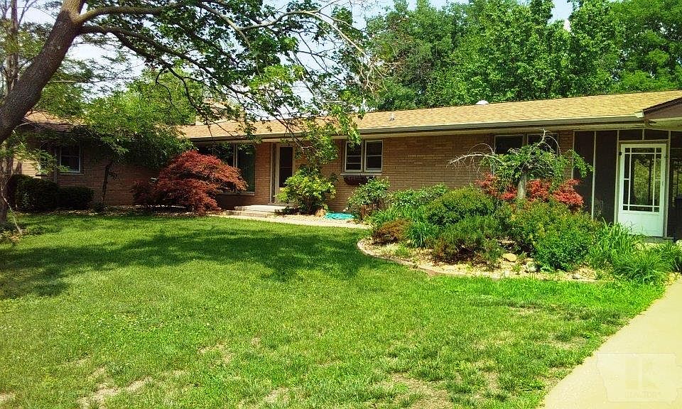 1st image of 304 Hillcrest Dr