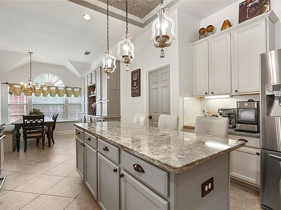 5th image of 10907 Sweetwater Dr