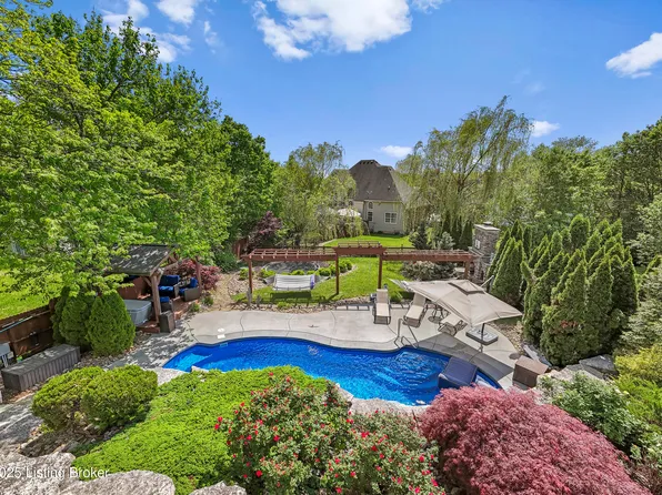 10101 Charlie Rose Ct, Jeffersontown, KY 40299