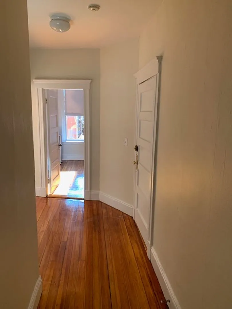 Nicely renovated 3 bed in Brighton near the Green Line. — Photo 2