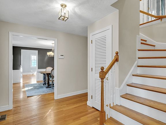 3rd image of 8 Barry Dr