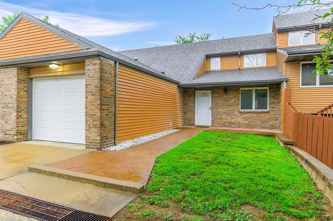 3 bed, 2.5 bath, $2,027 — Photo 2