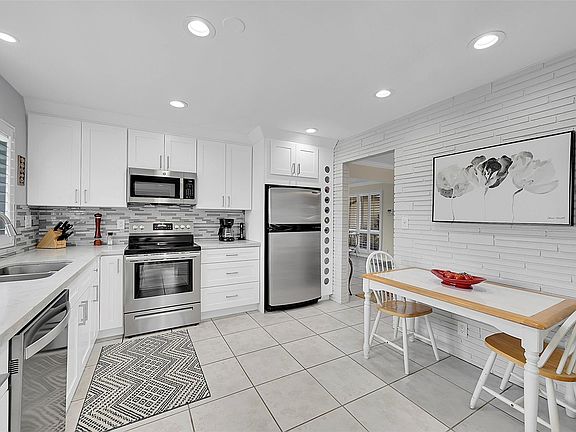 5th image of 920 SE 4th Avenue
