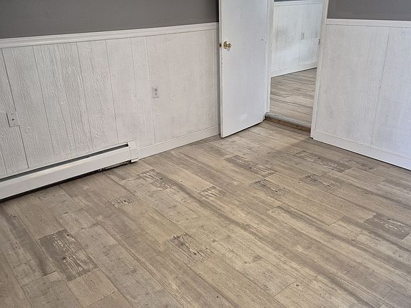 2nd image of 50 Old Merrick Ln APT 1