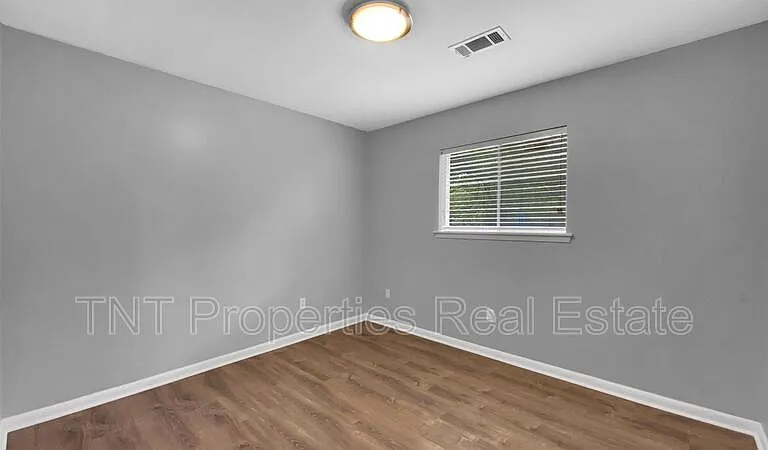 1103 Glade St — Photo 8