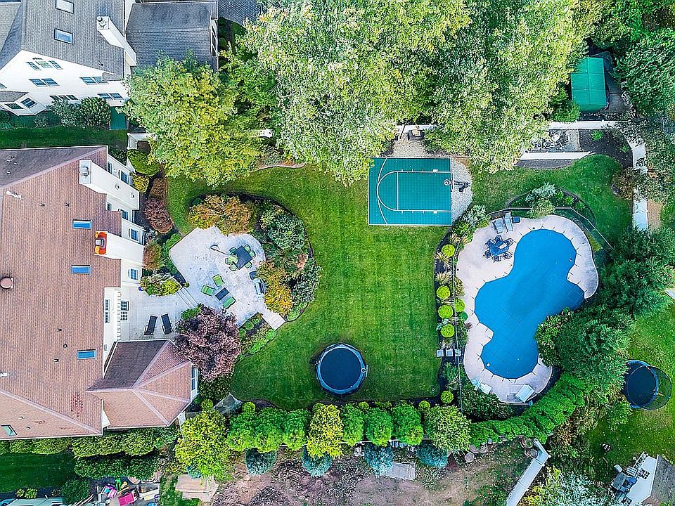 2nd image of 542 Hillcrest Ave