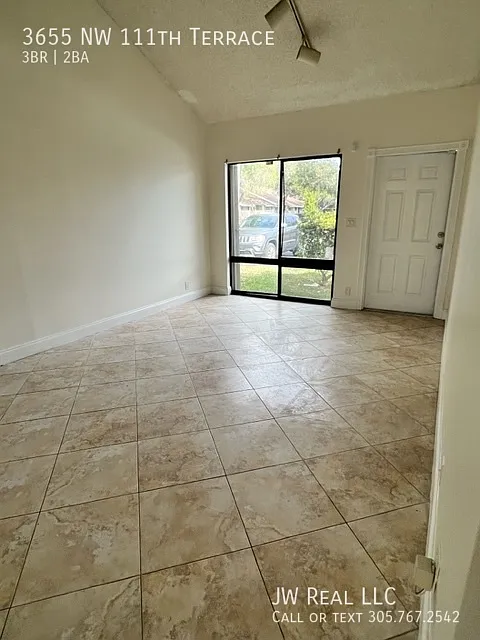 3 bed, 1386 sqft, $2,700 — Photo 2