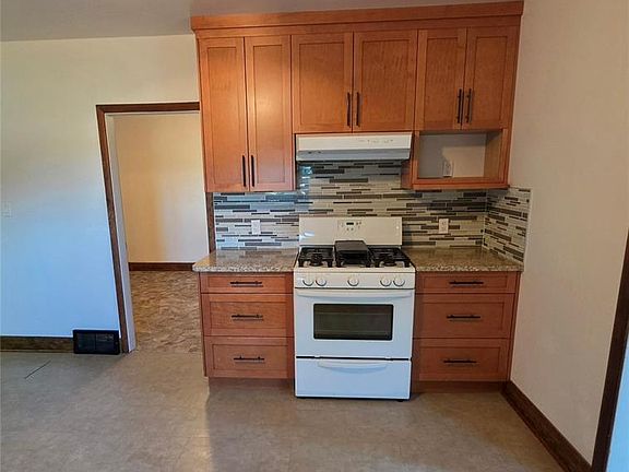 5th image of 324 Laing STREET