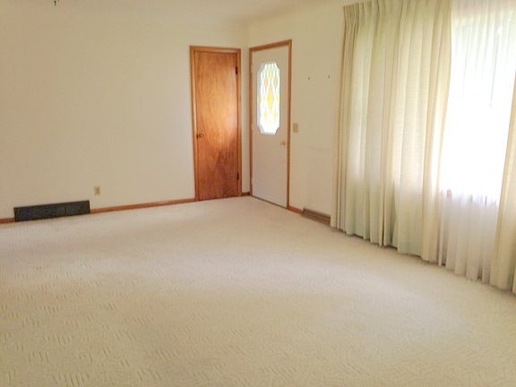 3rd image of 15822 Greenway Dr